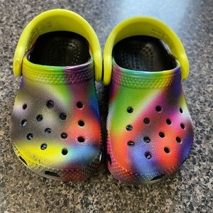 Crocs kids Classic Solarized Tie Dye Clogs Water Shoes Size C 4